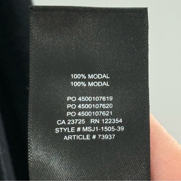 Aritzia Babaton V-Neck Long Sleeve Lightweight Black Shirttail Blouse Size Small - Picture 11 of 11